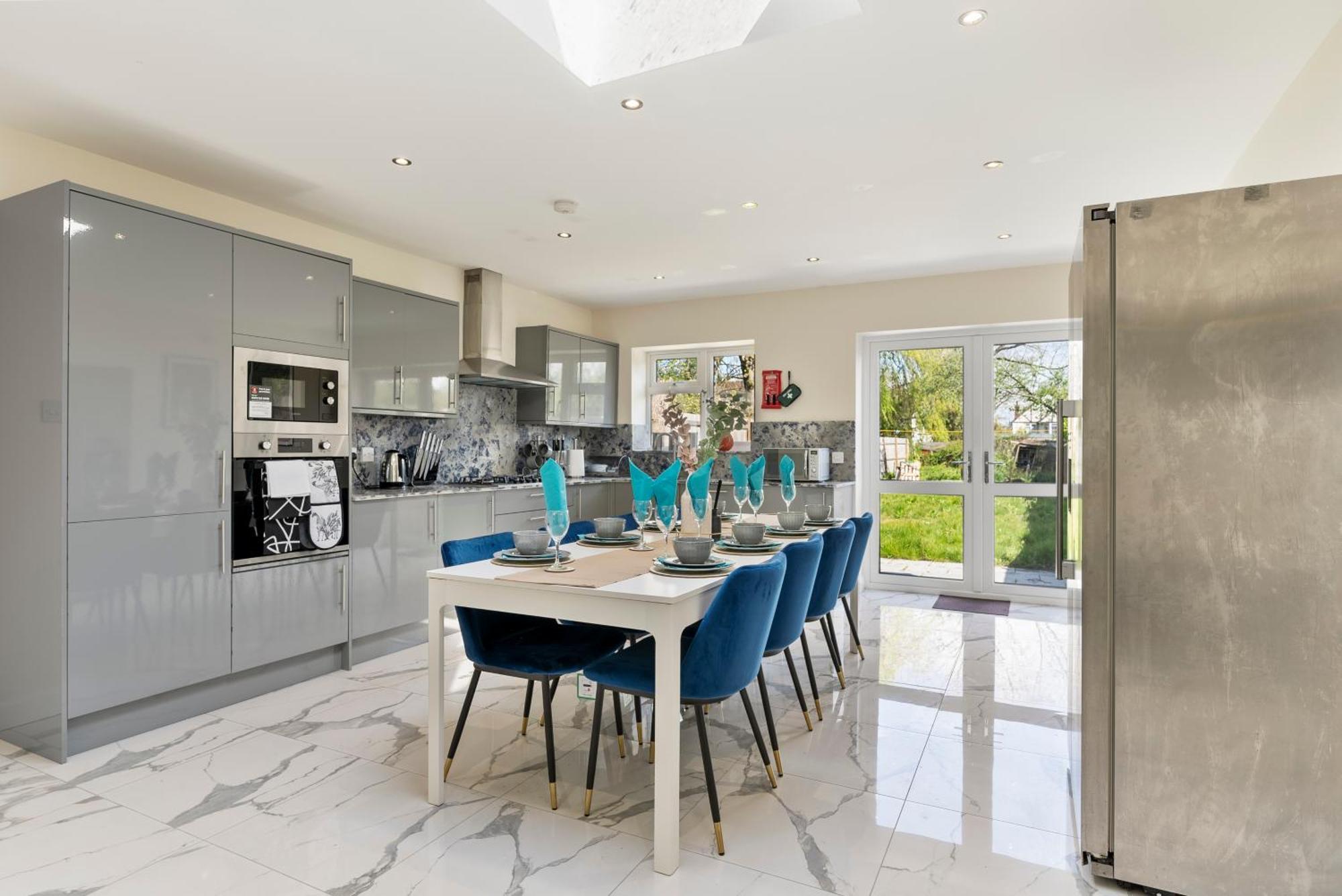 Stylish Wembley Gem - Parking -Sleeps 14 Londres Exterior foto