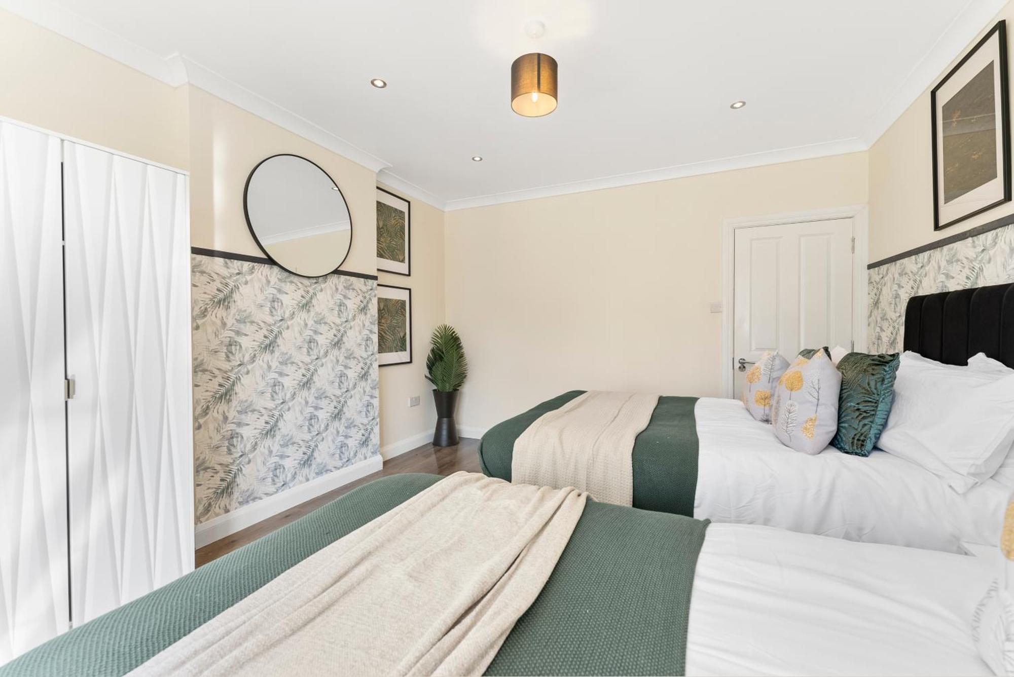 Stylish Wembley Gem - Parking -Sleeps 14 Londres Exterior foto