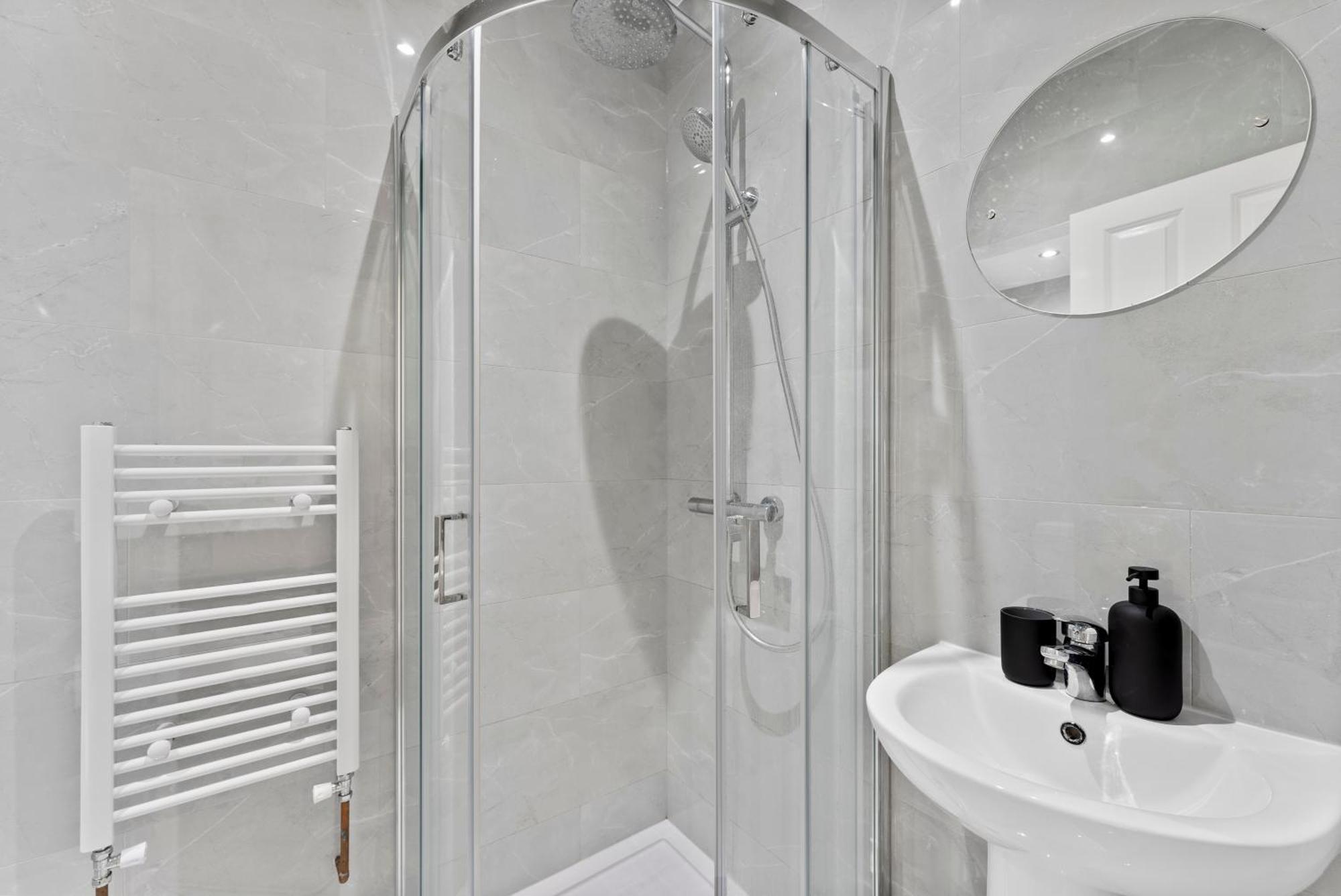 Stylish Wembley Gem - Parking -Sleeps 14 Londres Exterior foto