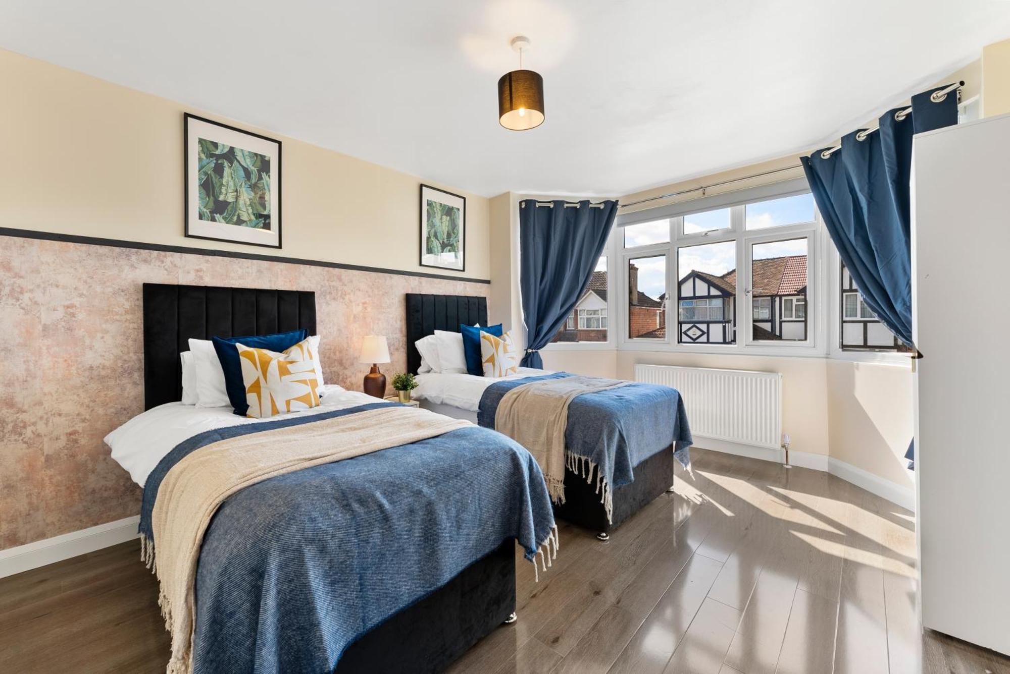 Stylish Wembley Gem - Parking -Sleeps 14 Londres Exterior foto