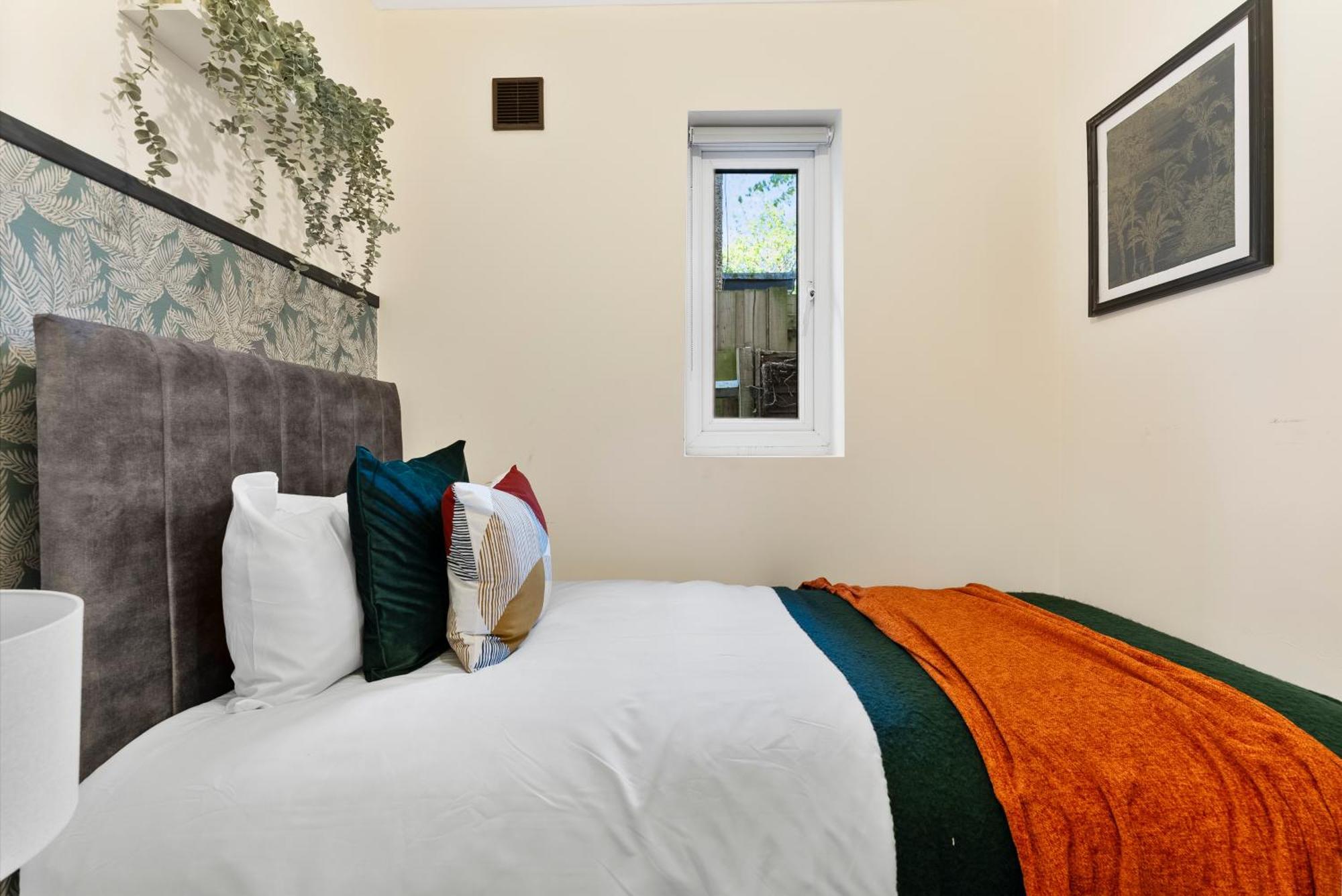 Stylish Wembley Gem - Parking -Sleeps 14 Londres Exterior foto