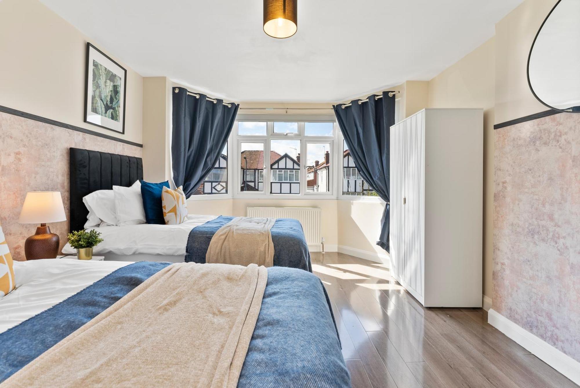 Stylish Wembley Gem - Parking -Sleeps 14 Londres Exterior foto