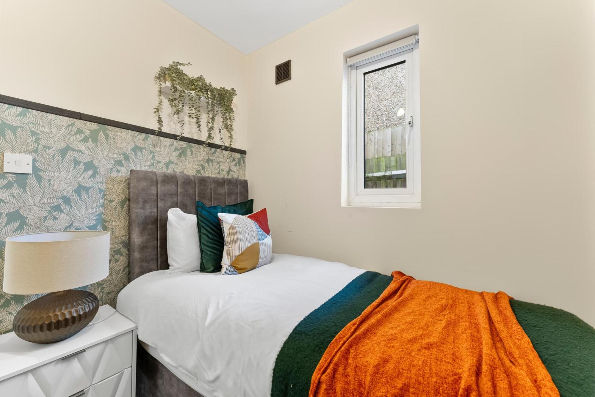 Stylish Wembley Gem - Parking -Sleeps 14 Londres Exterior foto